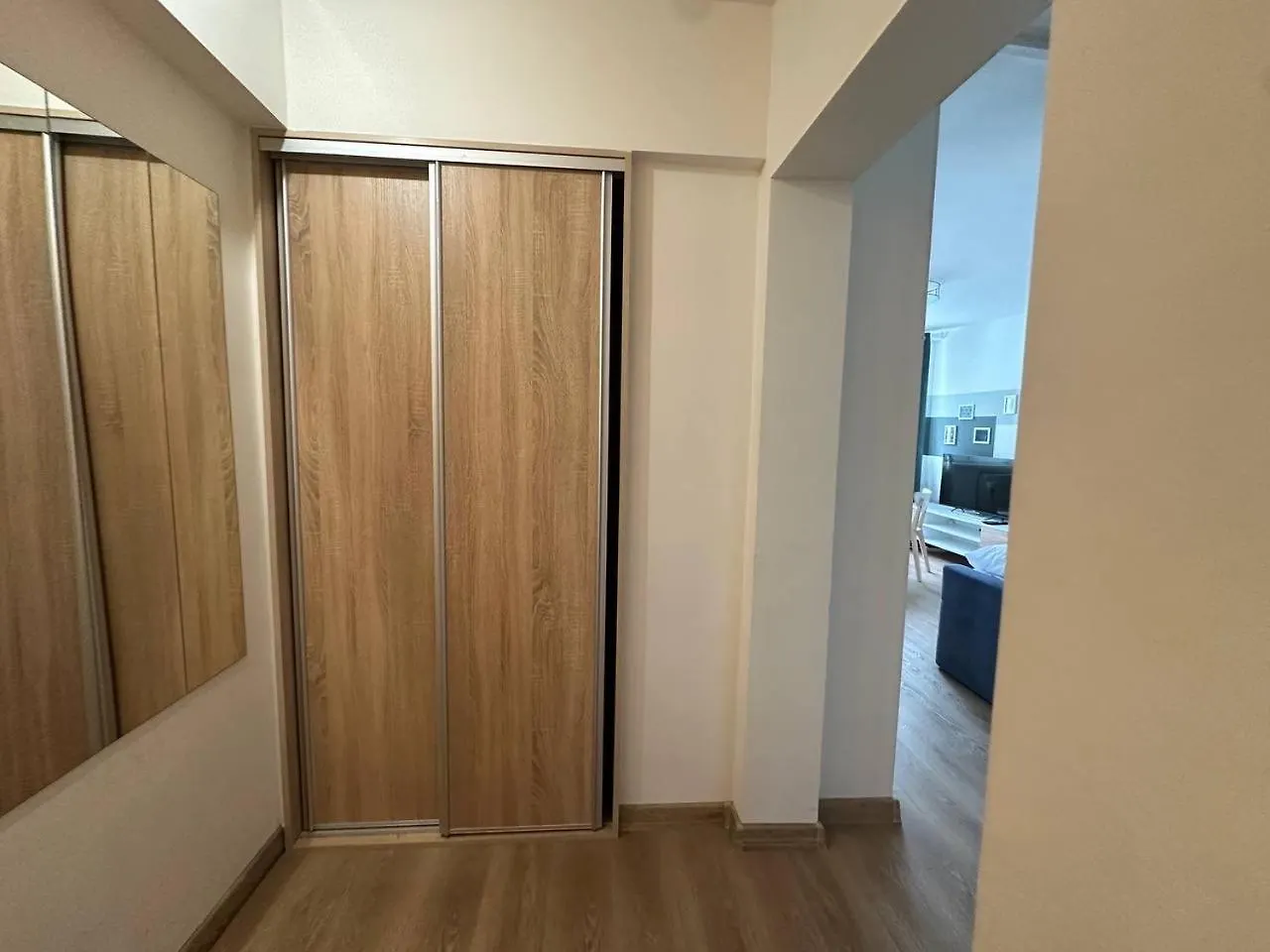 Ohmyhome-Zlota View Apartment وارسو