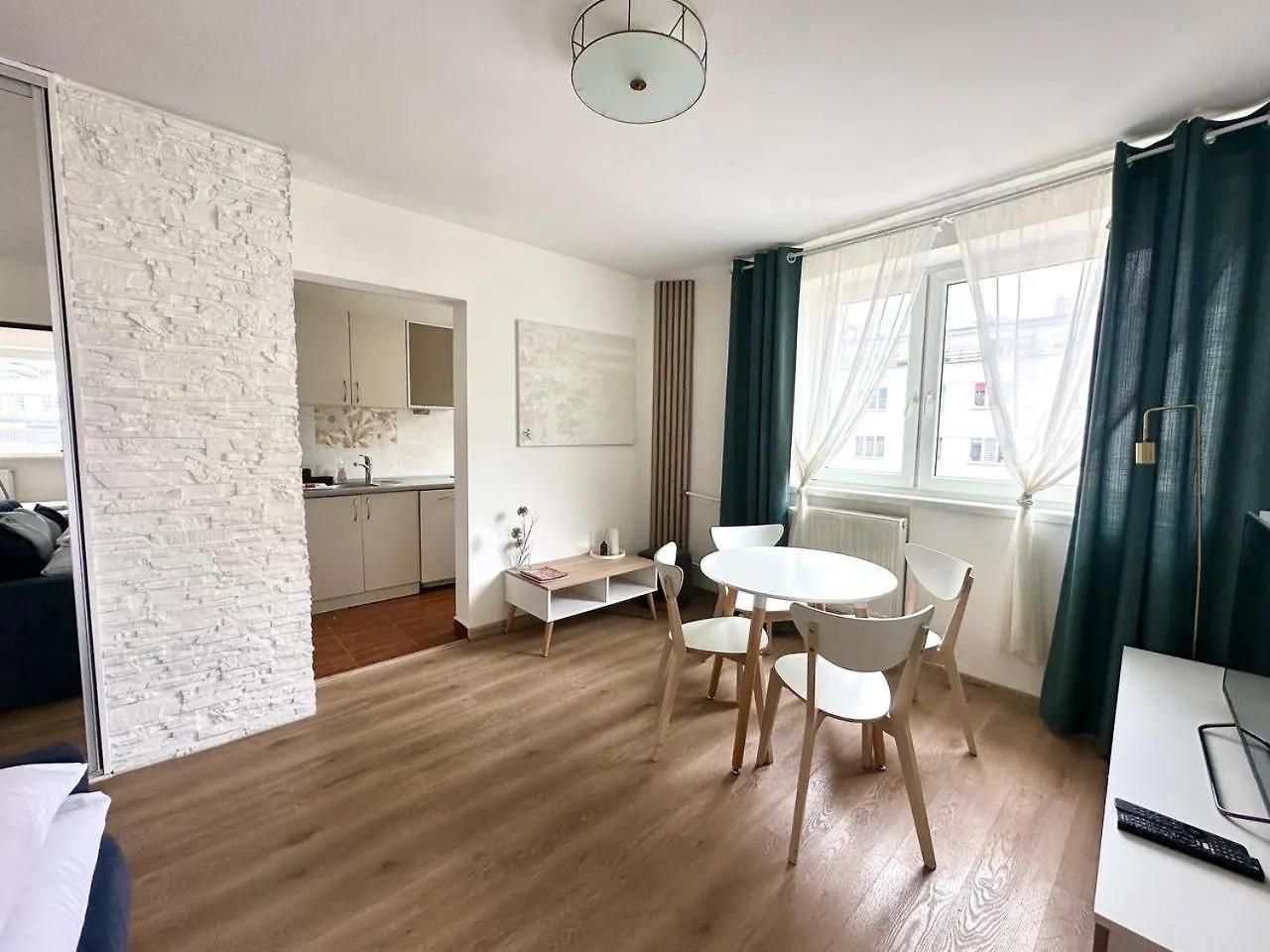 Ohmyhome-Zlota View Apartment Warszawa