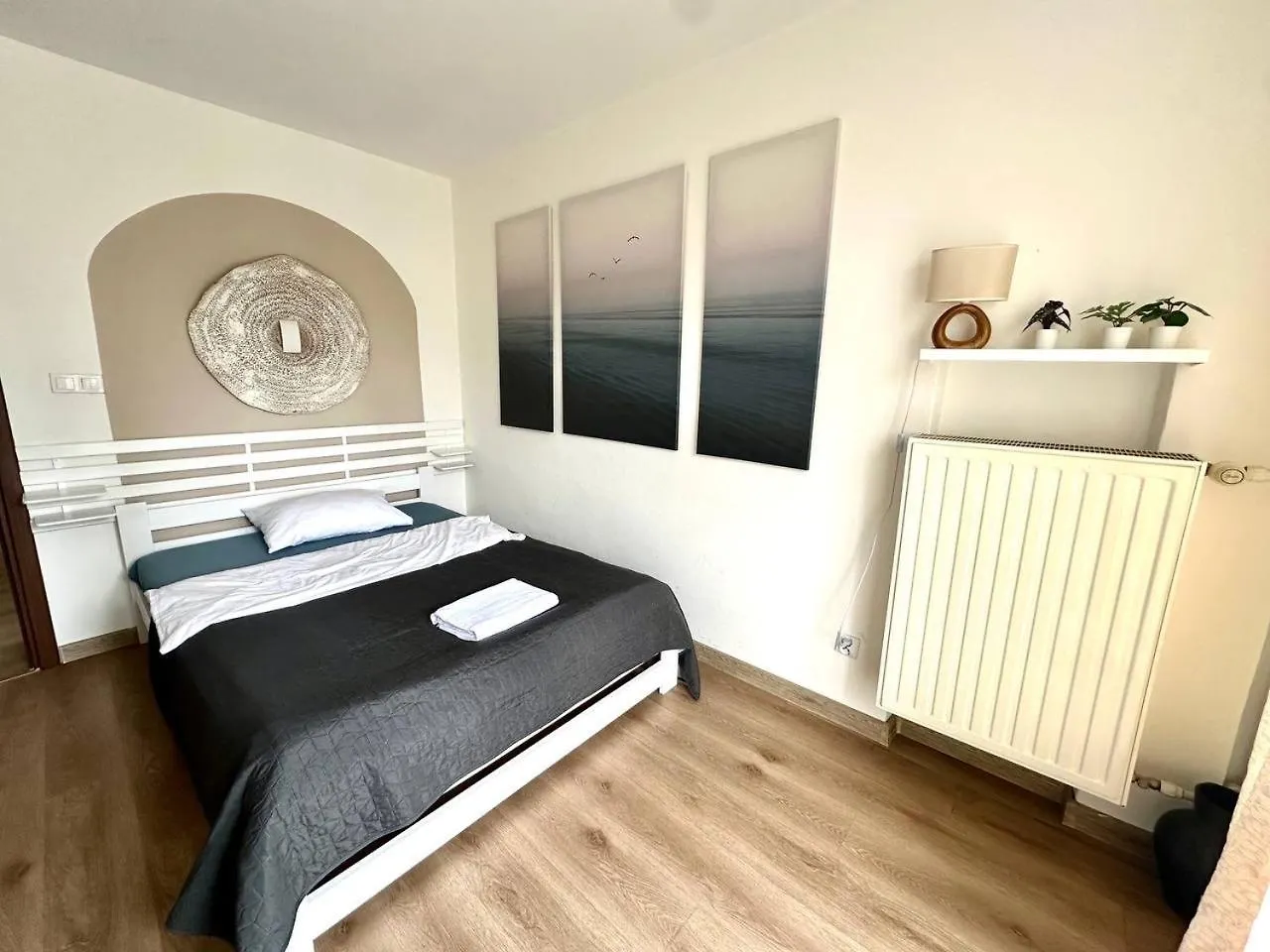Ohmyhome-Zlota View Apartment Warszawa